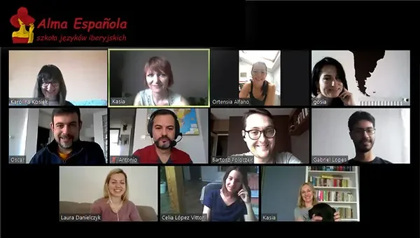 Uśmiechnięci kursanci i lektor podczas lekcji hiszpańskiego online na żywo w szkole Alma Española – widok wideo rozmowy grupowej.