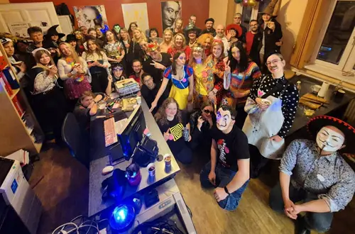 Studenci i lektorzy szkoły języka hiszpańskiego i portugalskiego Alma Española w Katowicach podczas integracji kulturowej.