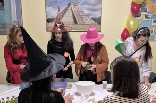 Studenci szkoły Alma Española wspólnie gotują w przebraniach podczas hiszpańskiego spotkania karnawałowego w Katowicach.