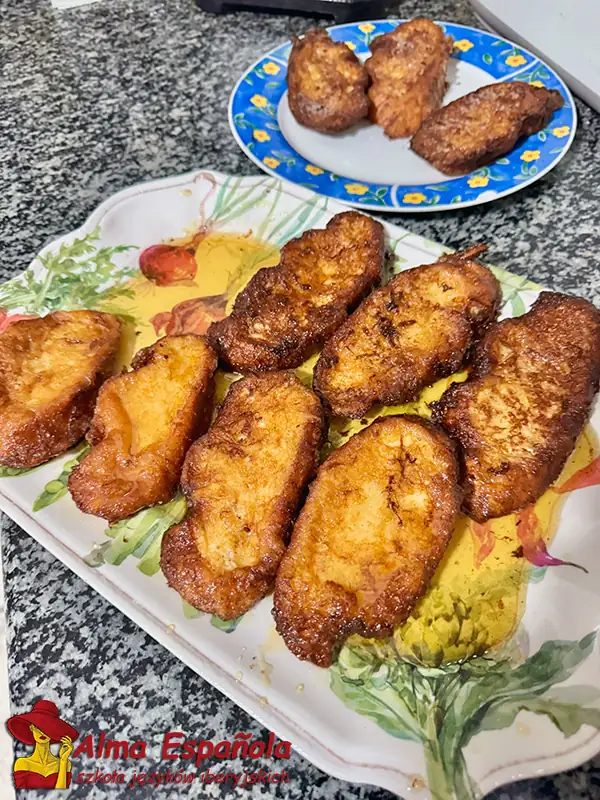 Półmisek ze świeżo usmażonymi, domowymi torrijas – tradycyjnym hiszpańskim deserem jadanym podczas Semana Santa.