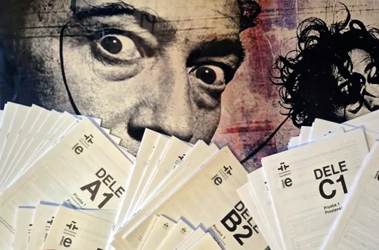 Arkusze egzaminacyjne DELE na poziomach A1, B2 i C1 na tle grafiki z Salvadorem Dalí w centrum egzaminacyjnym Alma Española w Katowicach.