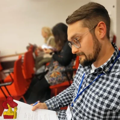 Certyfikowany egzaminator DELE ze szkoły Alma Española w Katowicach podczas szkolenia merytorycznego. Lektor analizuje arkusze egzaminacyjne, przygotowując się do sesji certyfikacyjnej.