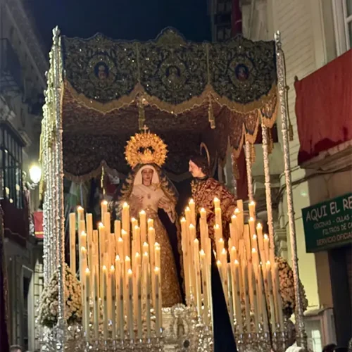 Tradycyjna platforma Paso de Palio z figurą Matki Bożej w blasku świec podczas nocnej procesji Semana Santa w Hiszpanii.